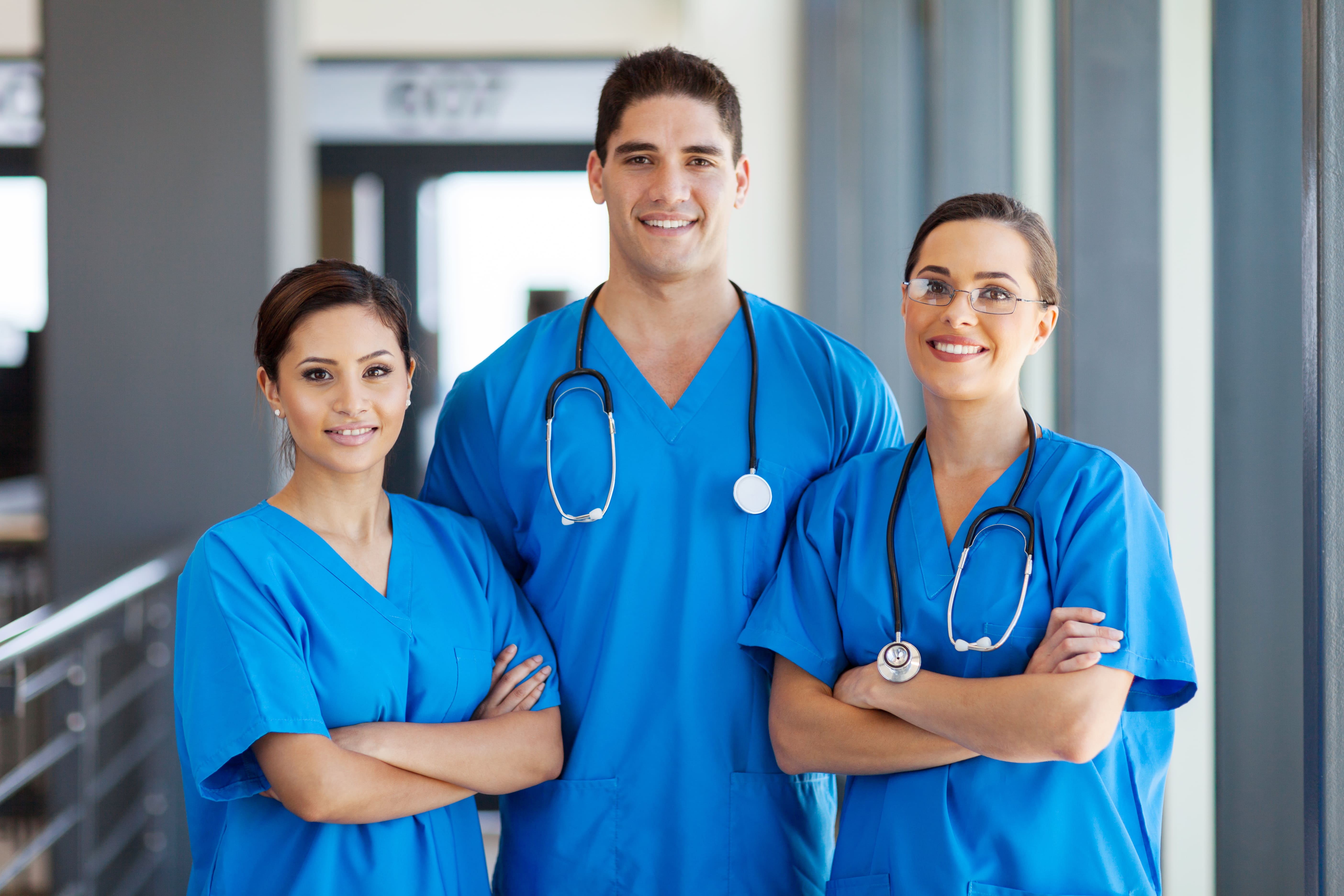Imagen de tres personas del personal sanitario